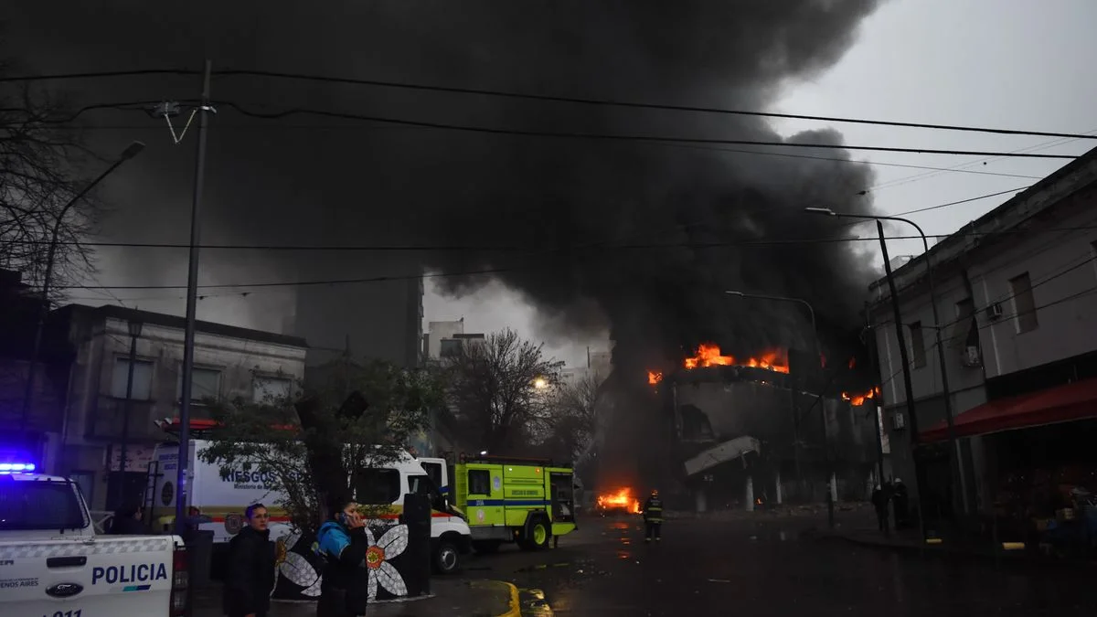 Suspendieron las clases de dos colegios por el incendio en La Plata