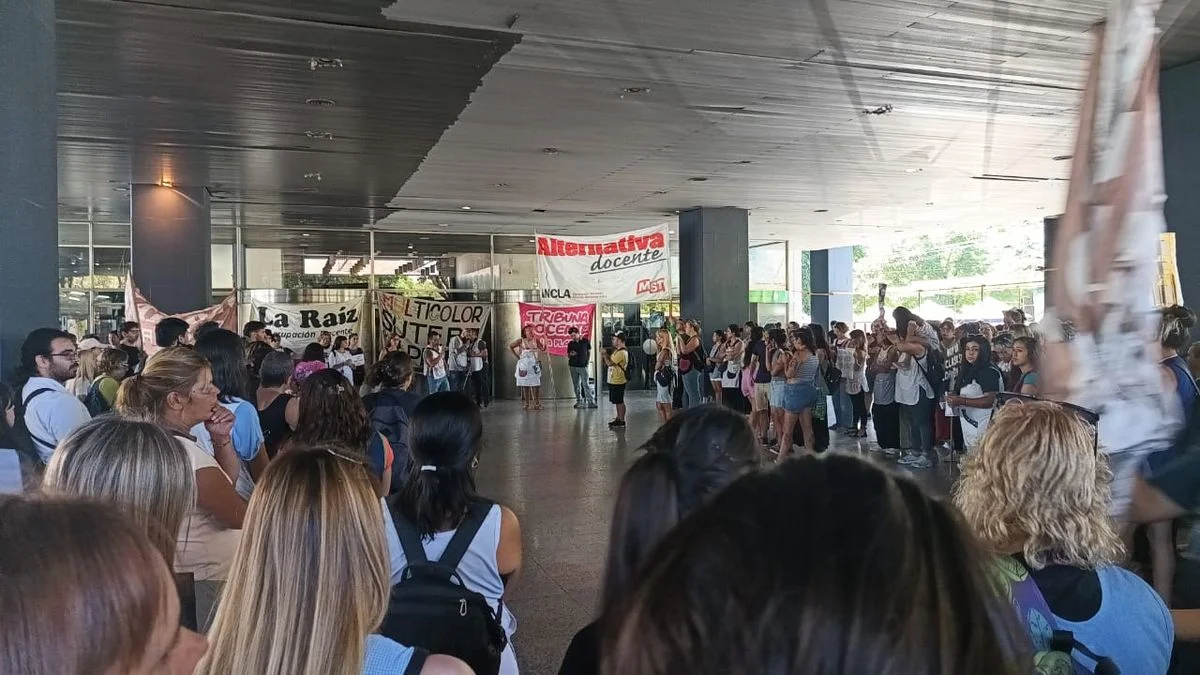 Docentes se movilizaron en La Plata en contra de despidos masivos