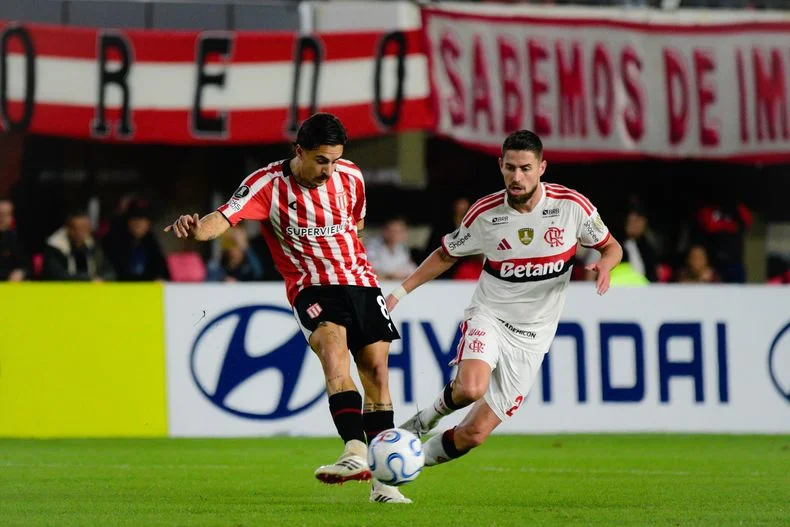 Neves fue la sorpresa en el once incial de Alexander Medina