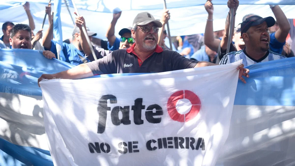 Trabajadores de Fate marcharon en La Plata
