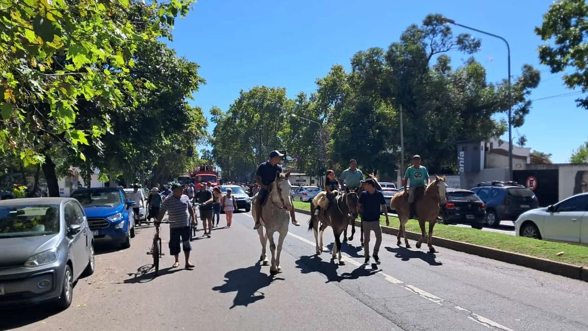 La familia del Hipódromo de La Plata realizó una movilización por el centro