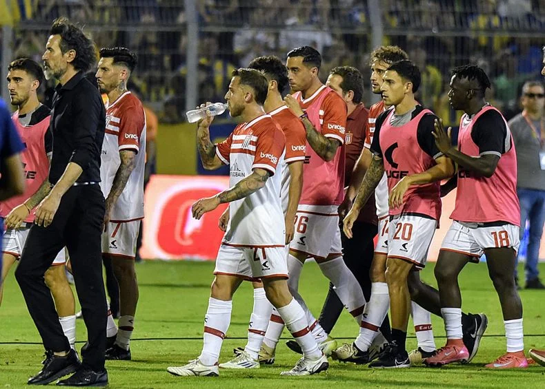 El dolor de Eduardo Dom&iacute;nguez y sus dirigidos tras la eliminaci&oacute;n de Estudiantes