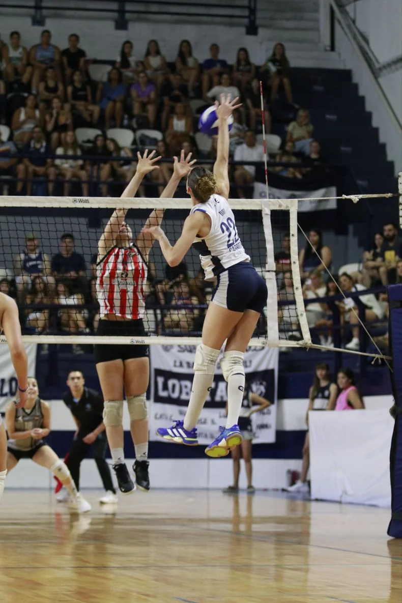 Las Lobas vencieron a Estudiantes en el Polideportivo V&iacute;ctor Nethol y avanzaron a semis