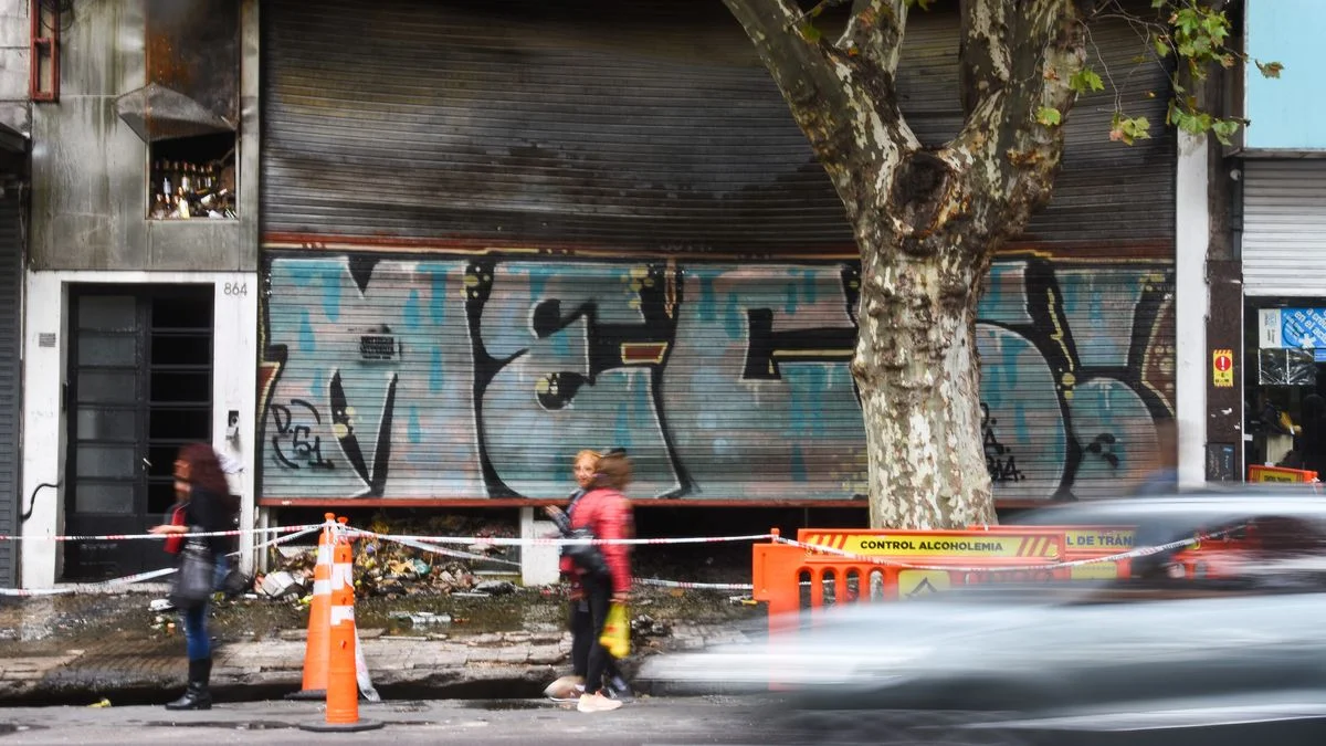 Así quedó el comercio que se incendió a metros de Plaza Moreno