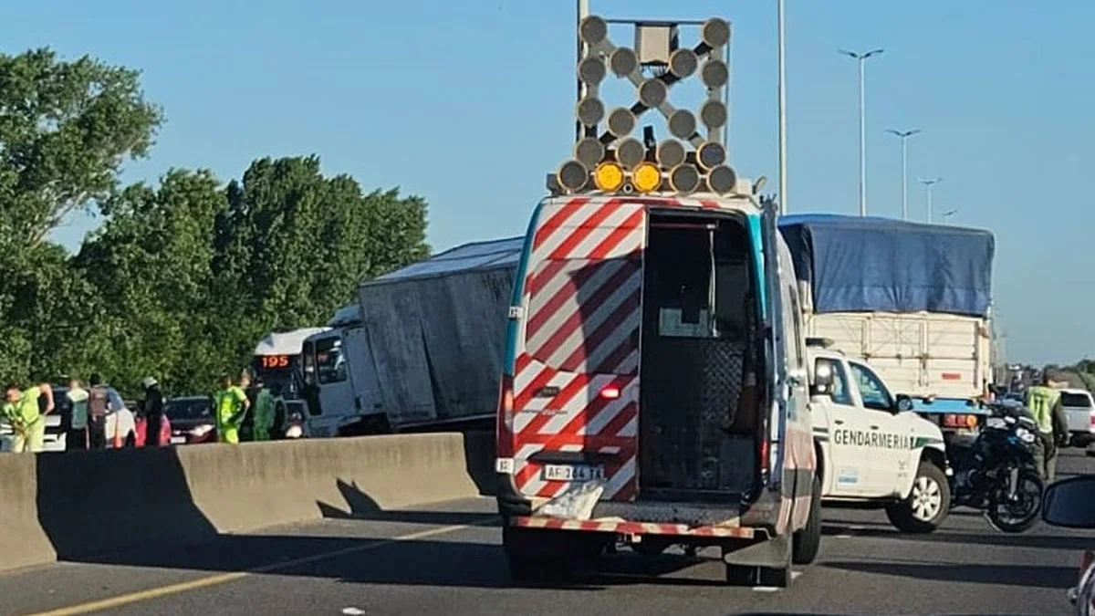Un camión se cruzó de carril en la Autopista Buenos Aires - La Plata