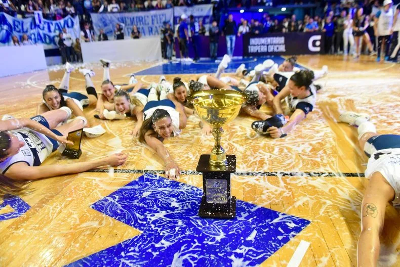 Las Lobas celebran la consagraci&oacute;n en la Liga Argentina Femenina de V&oacute;ley
