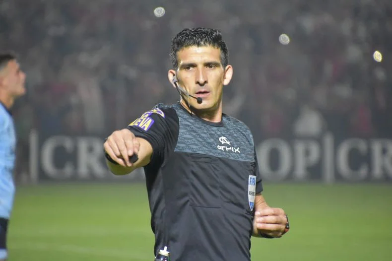 Andr&eacute;s Merlos, el pol&eacute;mico &aacute;rbitro que dirigir&aacute; en el debut de Gimnasia por el Torneo Clausura