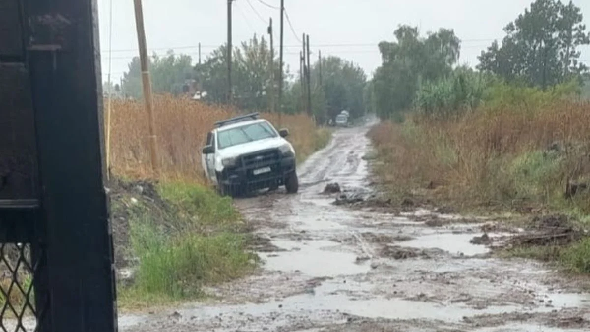 Un patrullero se encajó en Villa Castells: "Así están las calles en los barrios"