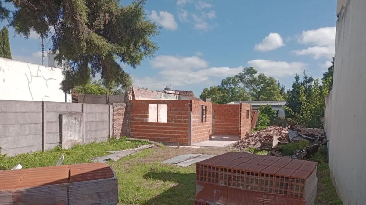 Vecinos de La Plata se movilizan para reconstruir casa demolida en intento de usurpación