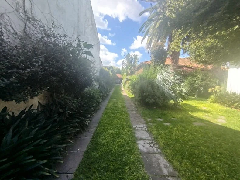 El interior de la casa de La Plata en donde encontraron al jubilado fallecido. Llevaba 10 d&iacute;as muerto