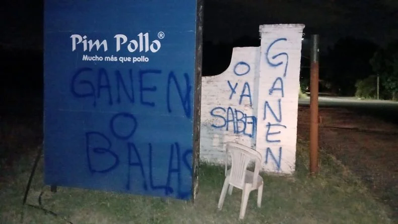 Pintadas en uno de los accesos al predio de Gimnasia
