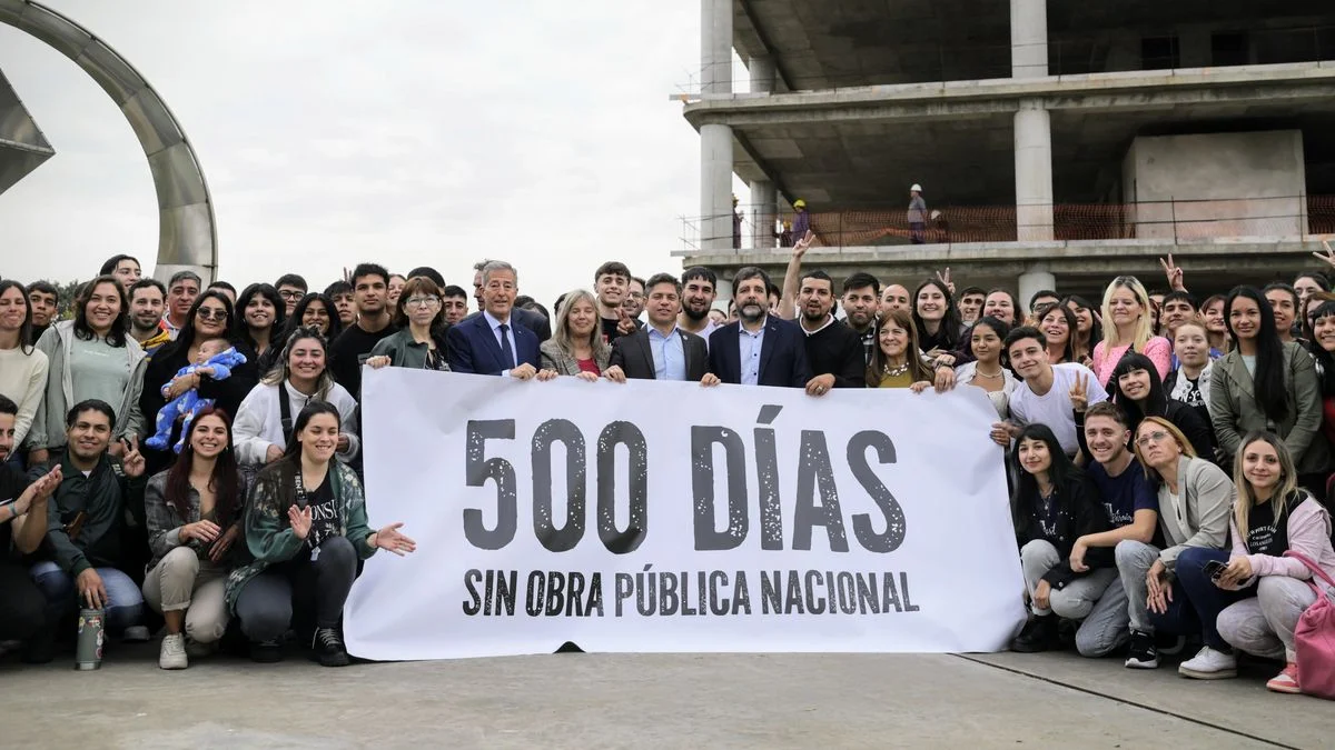 Axel Kicillof, en modo campaña, "conmemoró" los 500 días sin obra pública de Milei