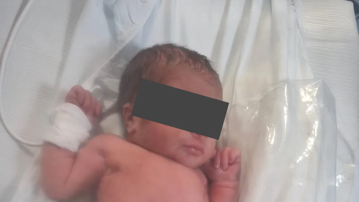 Una beba recién nacida fue hallada por la policía en un tacho de basura