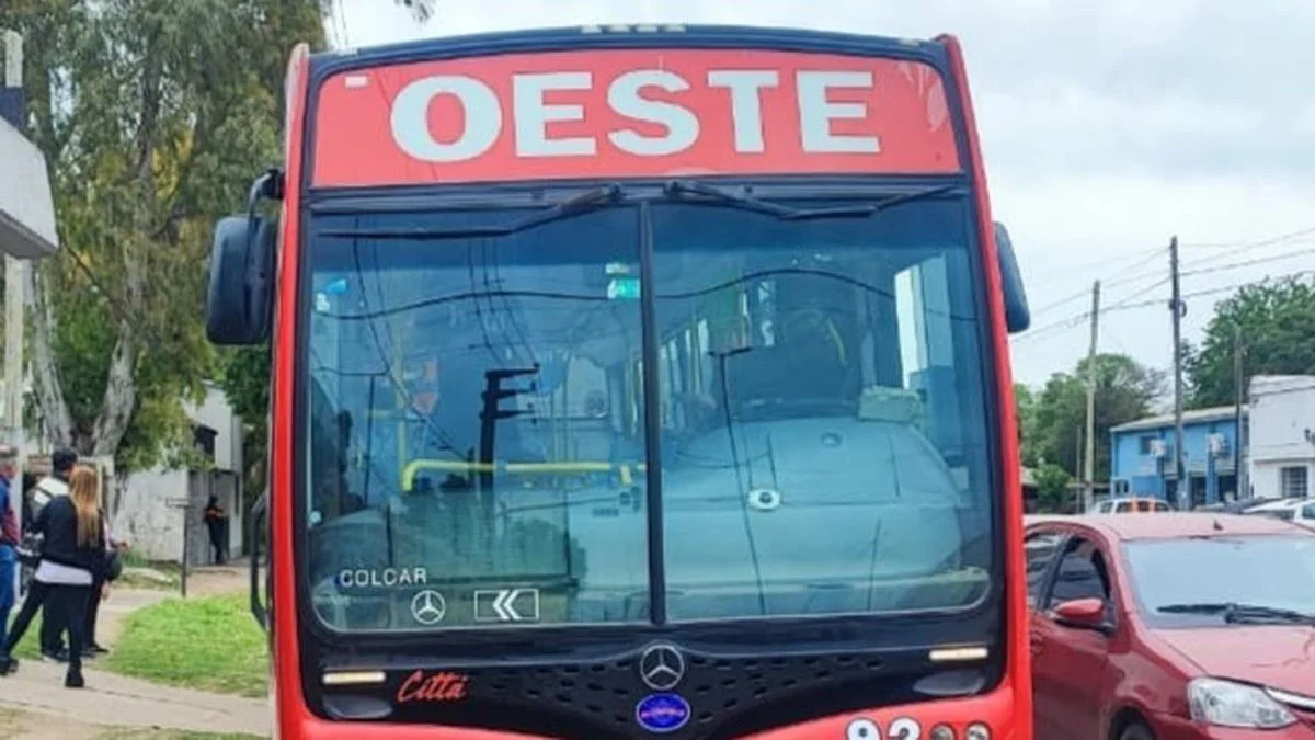 Destino Final en La Plata: un hierro se soltó de una camioneta e impacto contra un micro