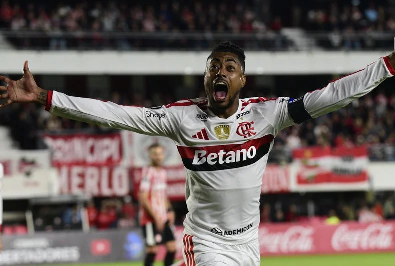 Bruno Henrique cocino una jugada tremenda y asistió a Luiz Araújo