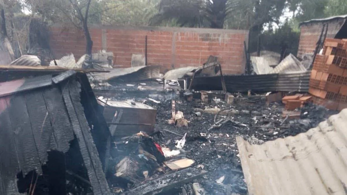 Tres familias quedaron en la calle tras un incendio en Melchor Romero