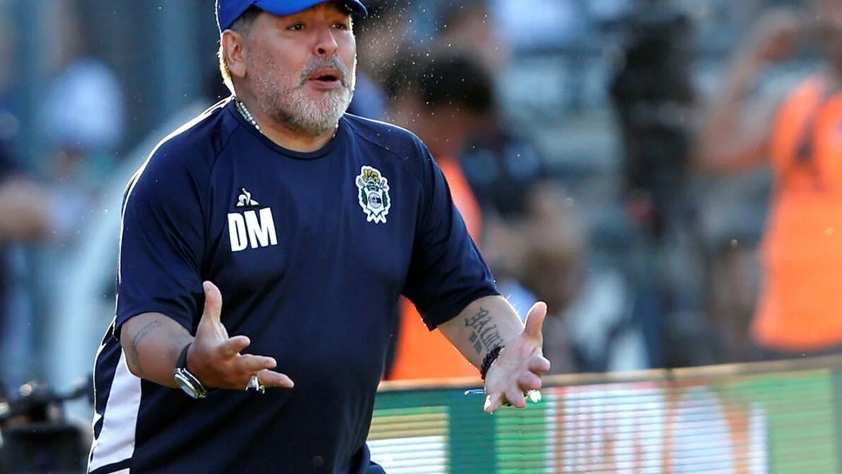 "A punto de explotar" y "con el short de Gimnasia": así encontraron a Maradona cuando murió