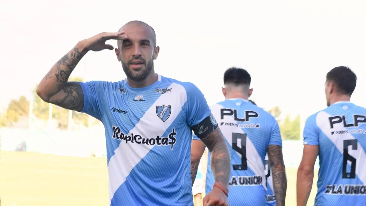 Villa San Carlos derrotó a Flandria y es puntero