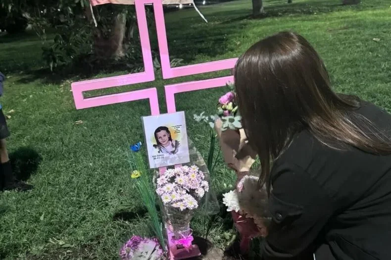 Colocan una cruz en homenaje a Kim Gómez en La Plata