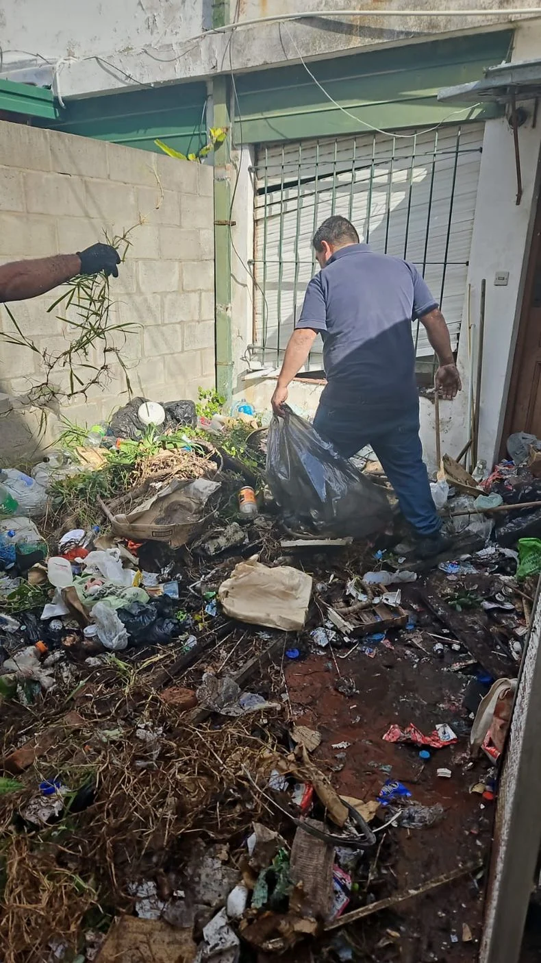 Basura que acumulaba el hombre dentro de su casa en Tolosa