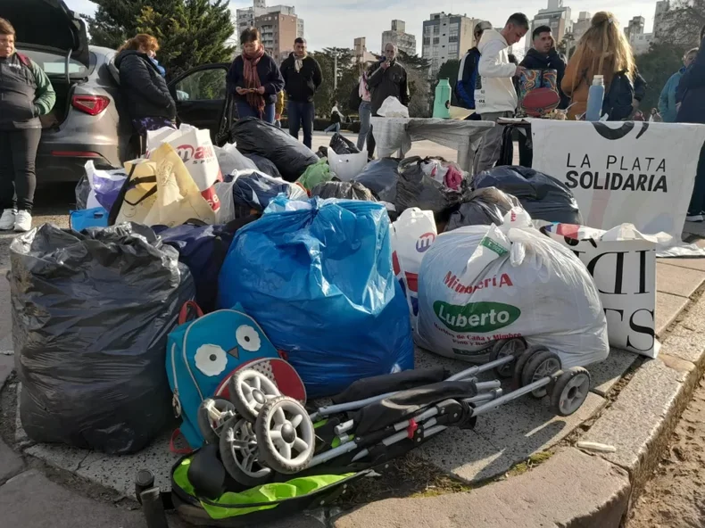 La Plata Solidaria realizó su colecta anual de ropa en Plaza Moreno