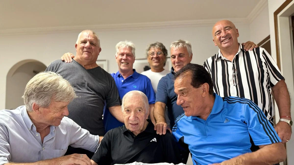 El plantel de Estudiantes campeón de 1982, celebró junto a Carlos Salvador Bilardo