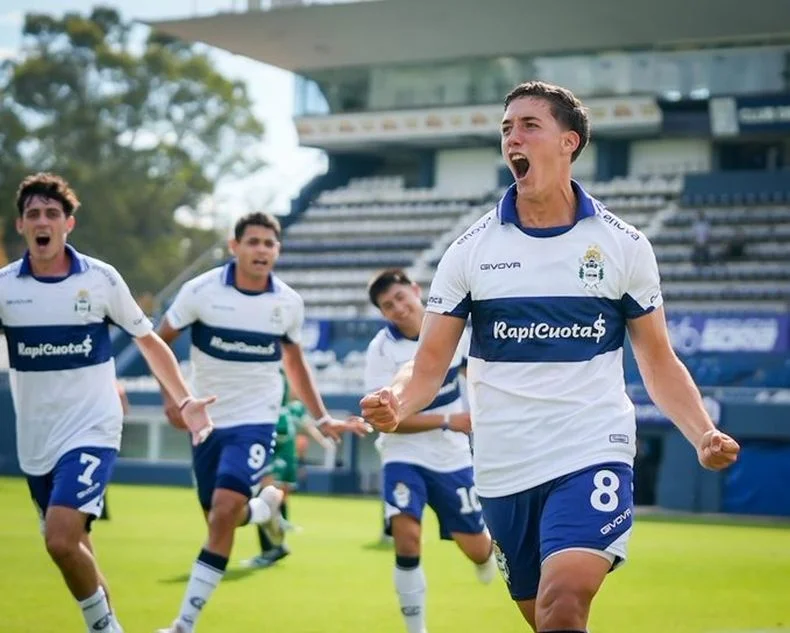 Nicol&aacute;s Barros Schelotto festeja su primer gol tras regresar a Gimnasia