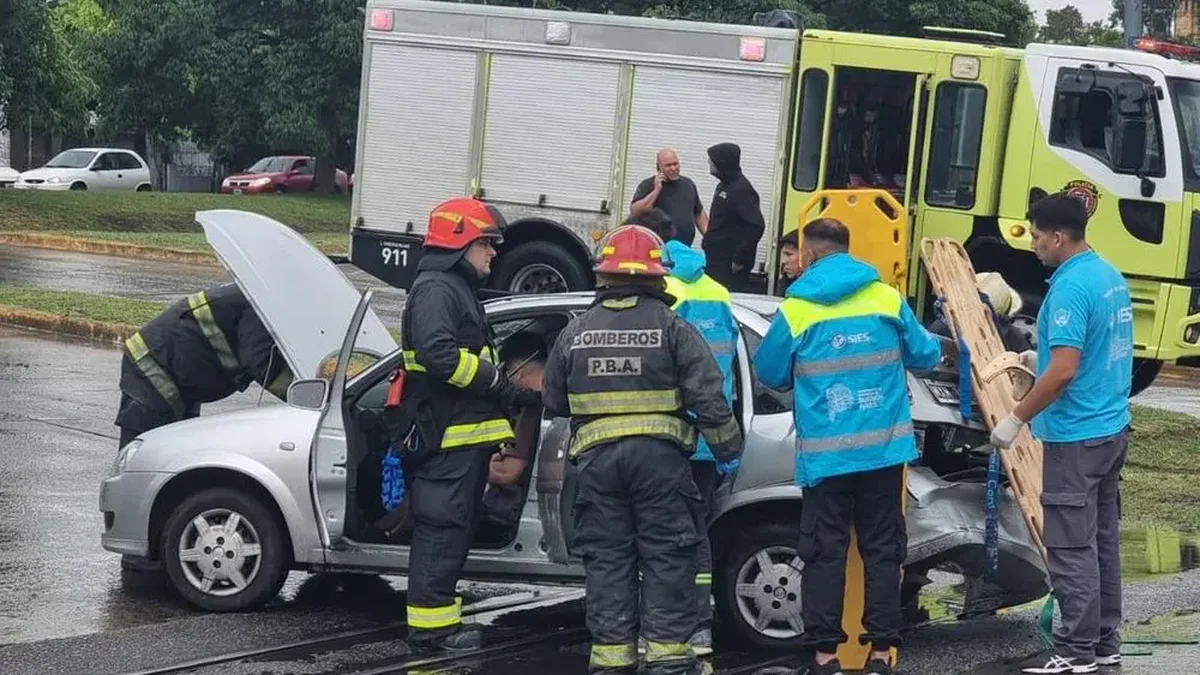 La Plata: una mujer quedó atrapada dentro de un auto tras un fuerte choque