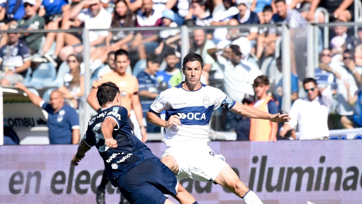 Gimnasia volvió a quedarse y perdió un partido insólito en el Bosque