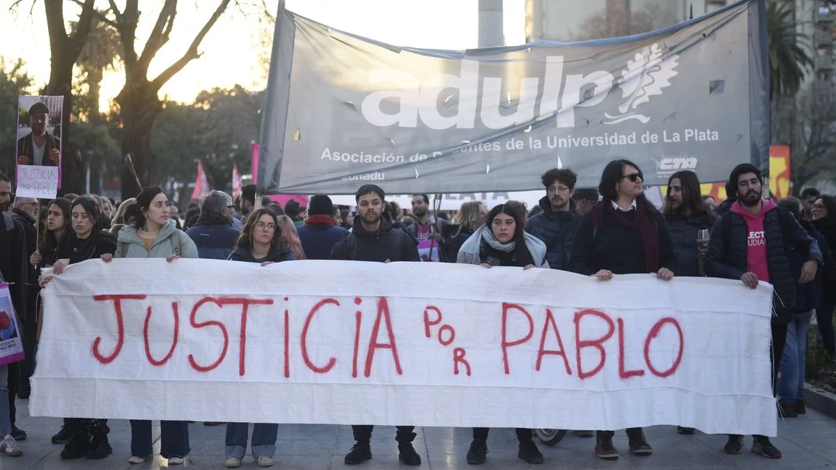 Nueva marcha en defensa de la UNLP en el centro platense