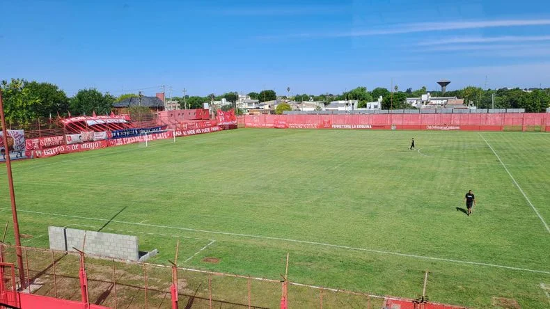 El campo de juego del estadio de Cambaceres, renovado y de lujo