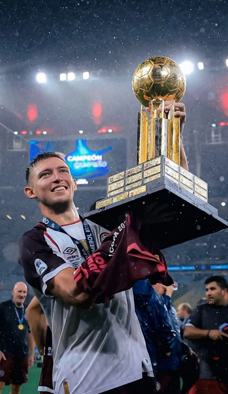 El ex Gimnasia Rodrigo Castillo celebra la conquista de la Recopa Sudamericana con Lanús