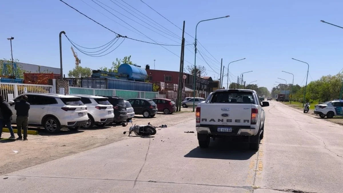 Un motociclista murió en Ensenada tras ser atropellado mientras viajaba con su familia
