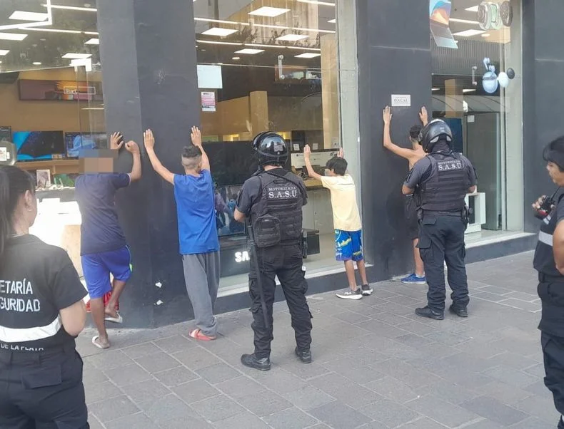 Triste imagen. Menores delincuentes detenidos por robar en La Plata