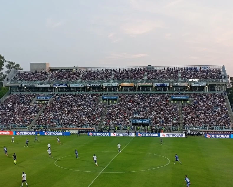 La segunda bandeja de la platea de Gimnasia, vista desde la histórica techada
