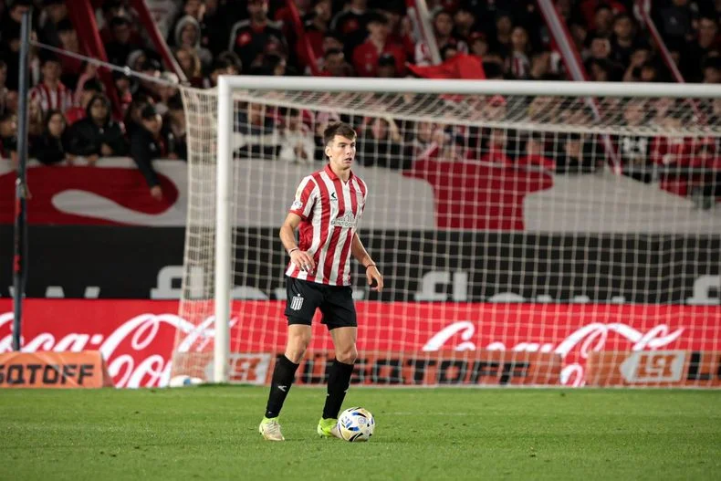 M&aacute;ximo Des&aacute;bato, central como su pap&aacute; Leandro, firmar&aacute; su primer contrato