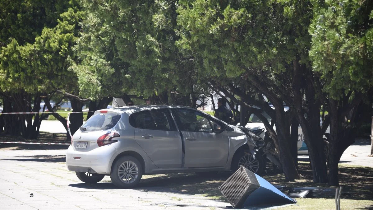 Se descompensó y terminó incrustado contra un árbol en Plaza Moreno
