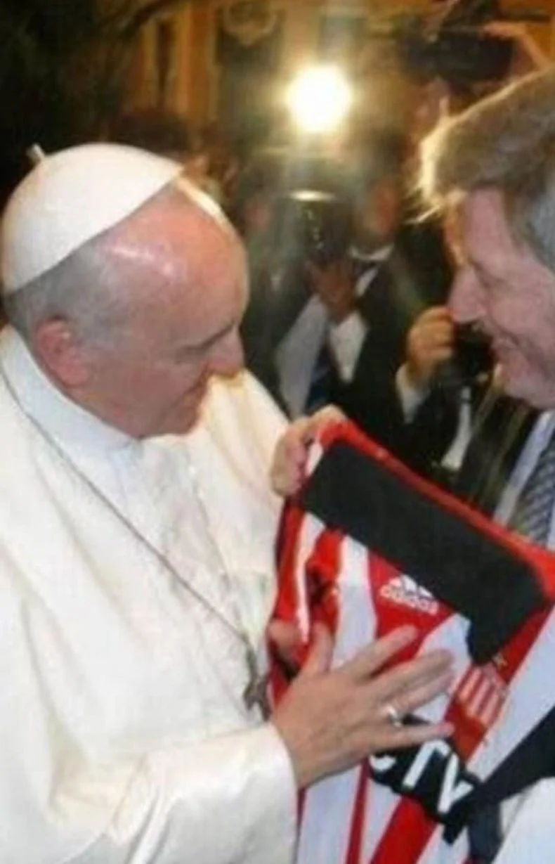 El Papa Francisco y la camiseta de Estudiantes de La Plata