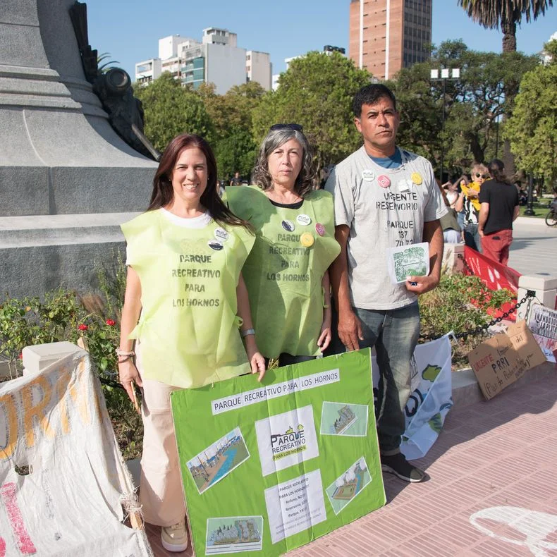 Asambleístas de inundados de La Plata realizaron jornada de concientización en Plaza San Martín