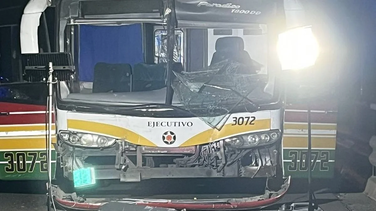 Pánico en Estudiantes: Los videos tras el accidente de los micros que llevaban hinchas a Santiago del Estero
