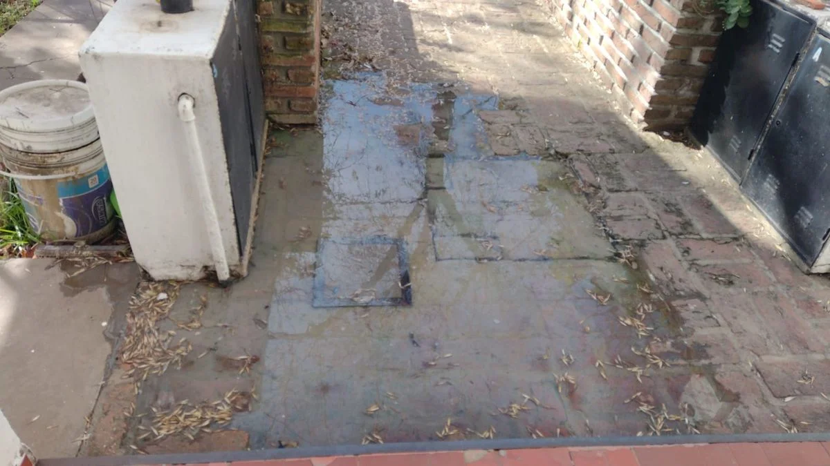 Vecinos de La Plata reclaman a ABSA por desbordes cloacales y falta de agua
