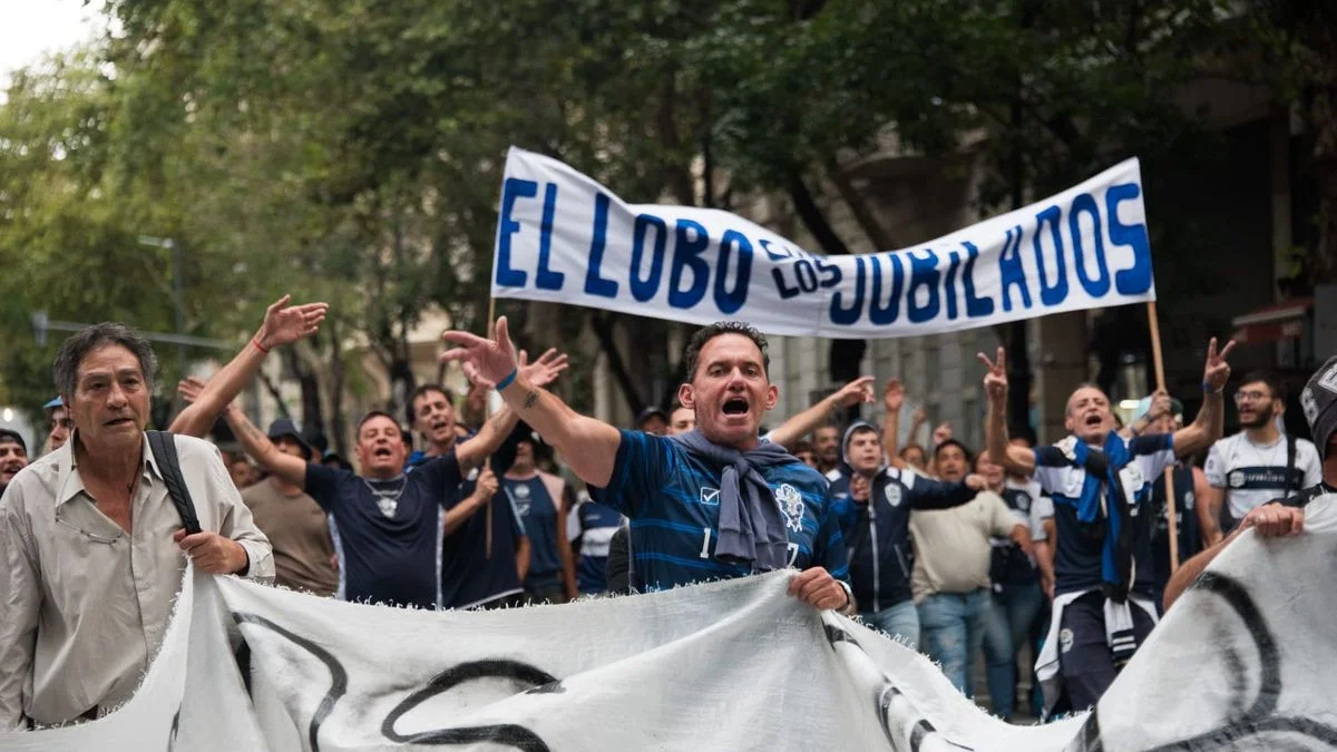 Hinchas de Gimnasia y Estudiantes marcharon para apoyar a los jubilados