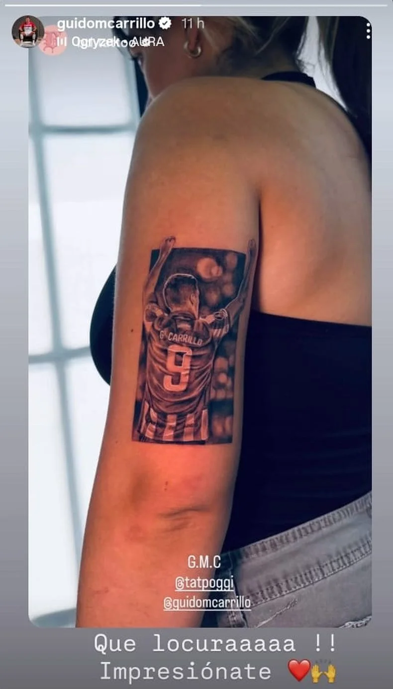 Una hincha de Estudiantes emocion&oacute; a Guido Carrillo con su original tatuaje