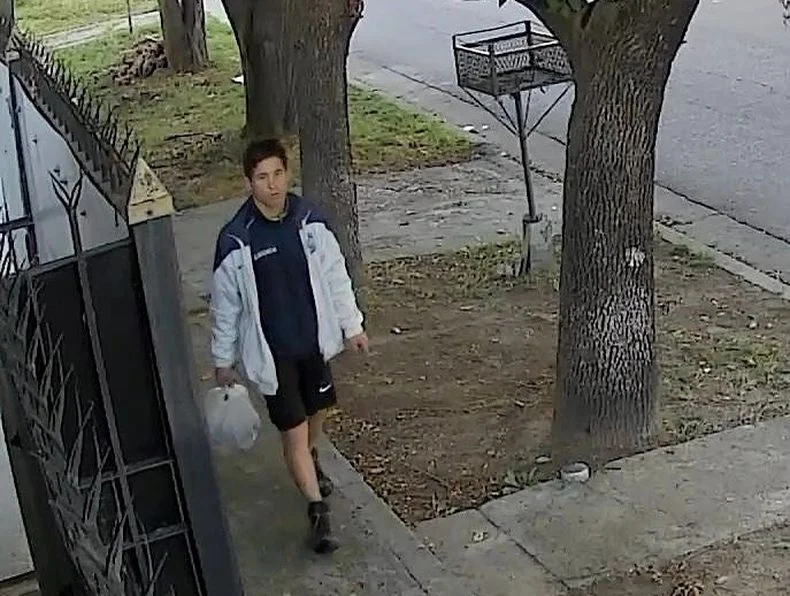 Robó un bicicleta de un balcón en Villa Elvira y quedó grabado