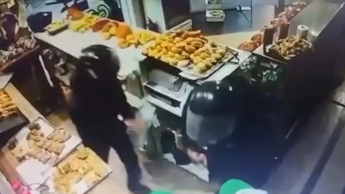 Motochorros le gatillaron a las trabajadoras de una panadería en La Plata