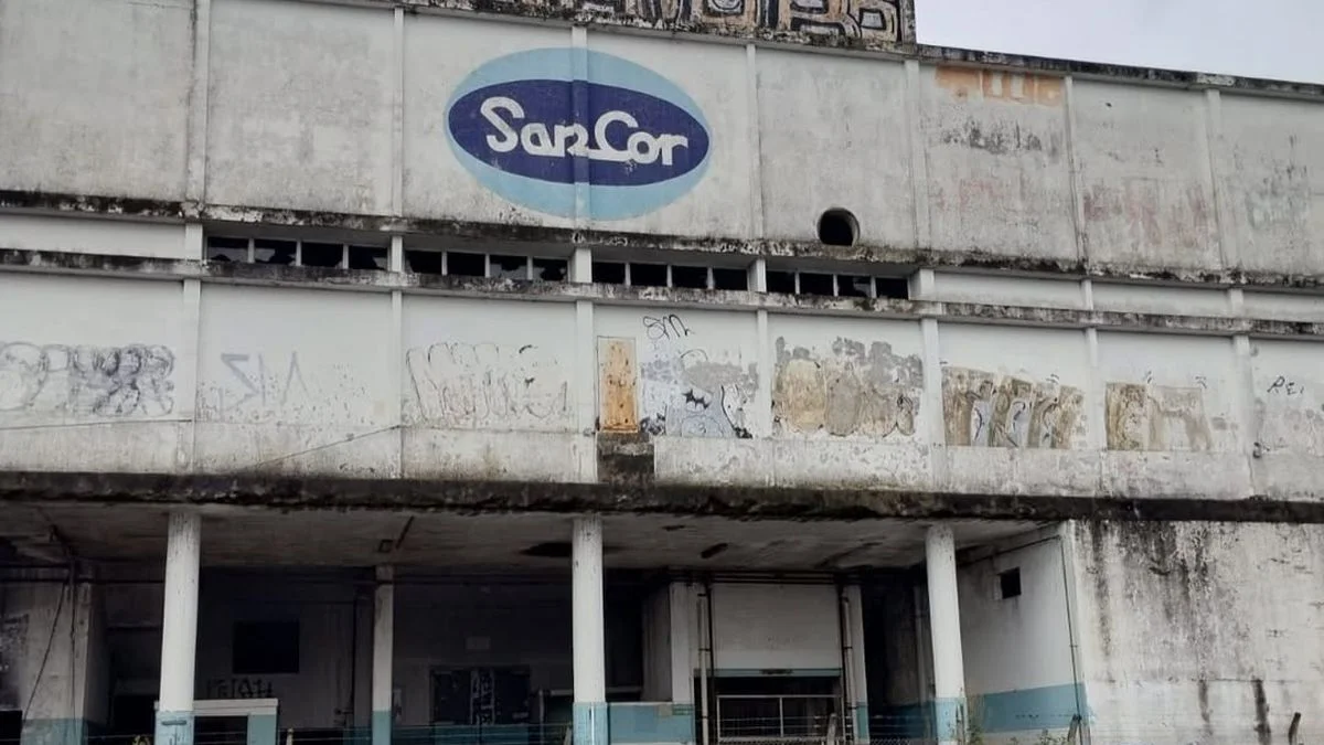 Se filmaban en una fábrica abandonada de La Plata, cedió el piso y terminaron hospitalizados