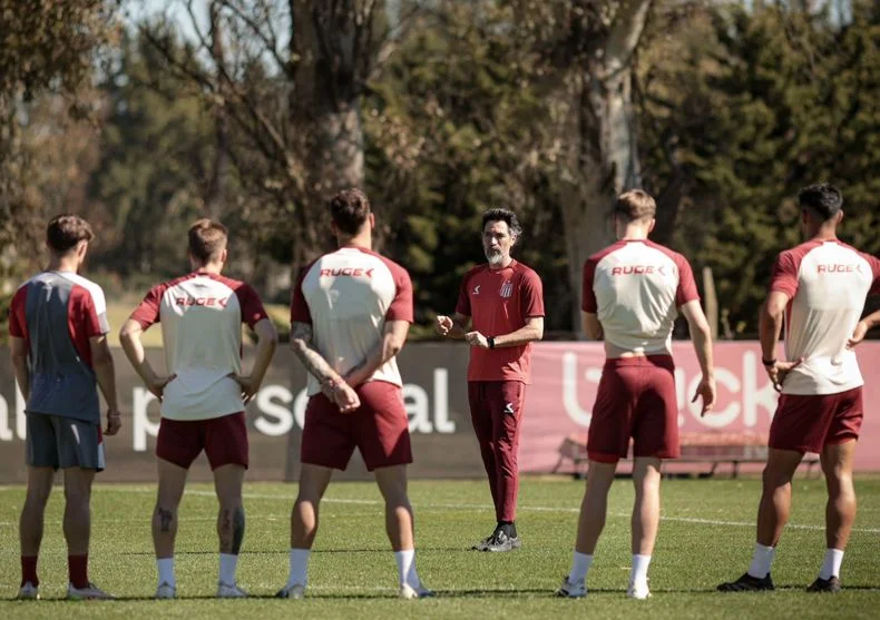 Eduardo Dom&iacute;nguez piensa alternativas s para el partido del lunes ante Gimnasia