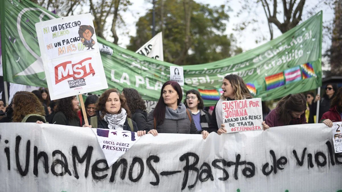 Pañuelazo en el Rectorado, en la previa a la marcha por Ni Una Menos