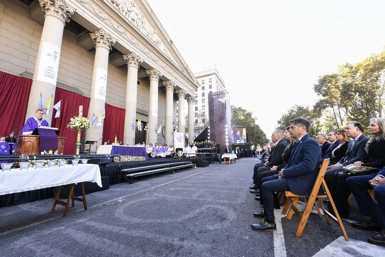 Axel Kicillof estuvo presente en la misa realizada en homenaje al Papa Francisco