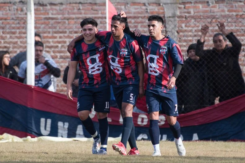 Lucas Villar, en el festejo del primer gol de Unidos de Olmos